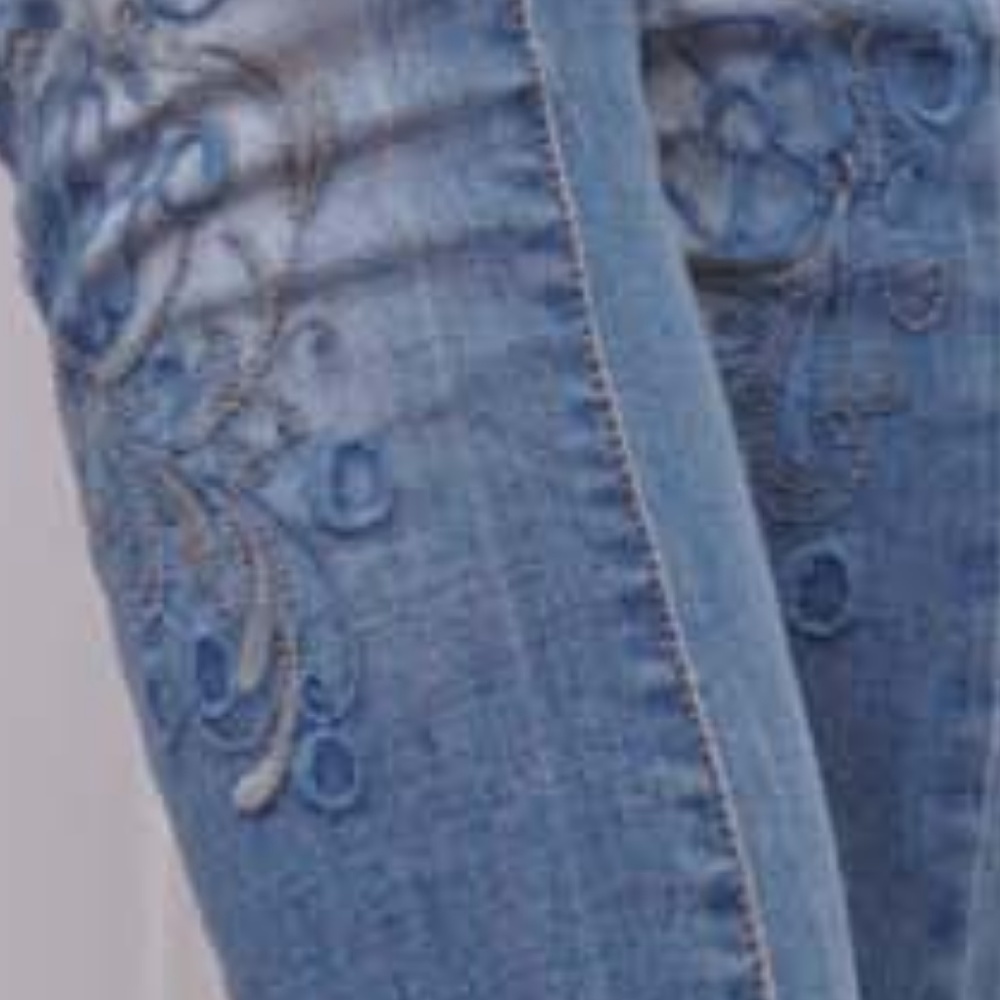 NWT Embroidered Distressed Jeans - Picture 6 of 7